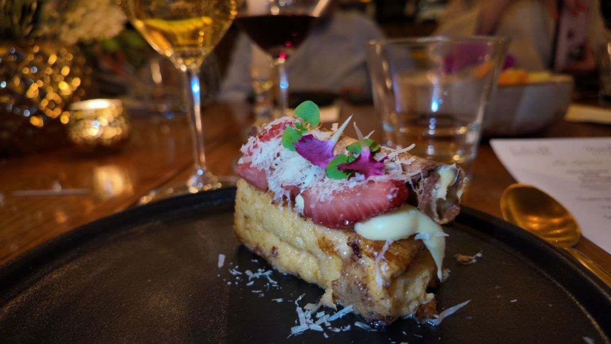 Postre pan brioche con marquesita.