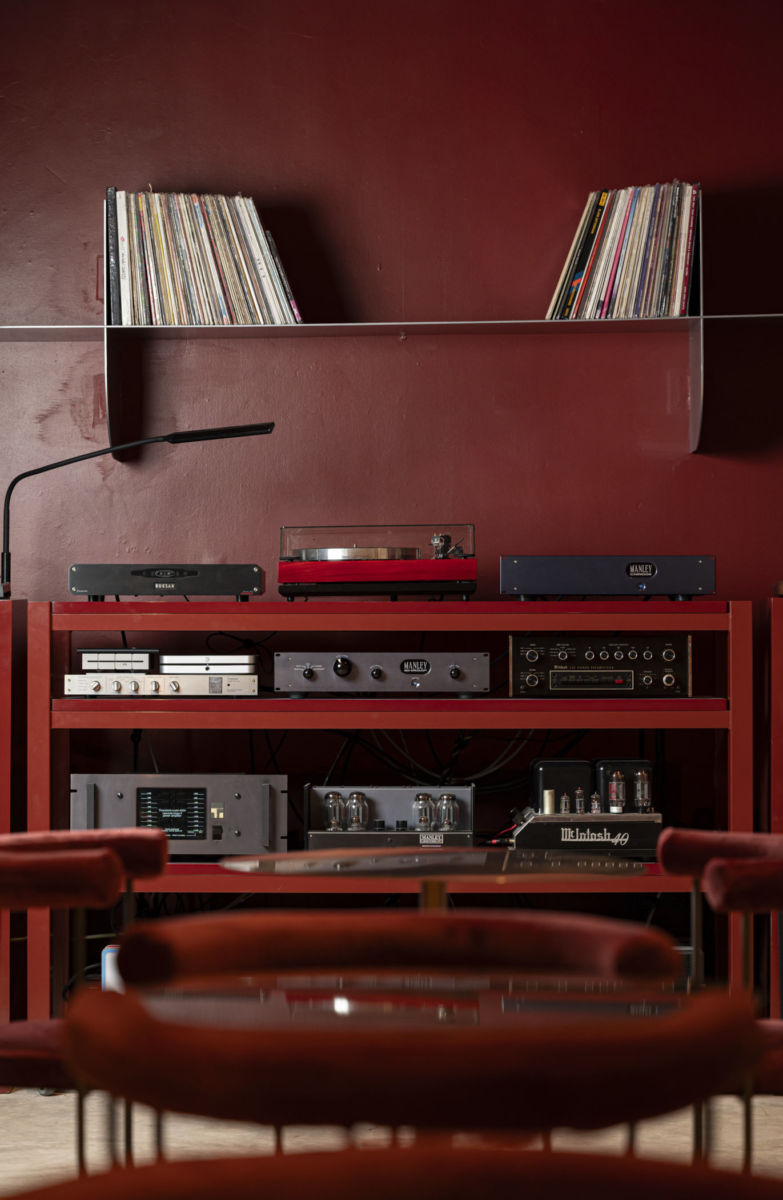 Shhh: hay un nuevo (y ultra secreto) listening bar para hablar quedito, tomar cócteles y escuchar música