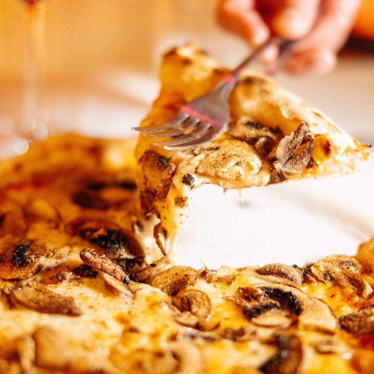 Pizza de hongos frescos