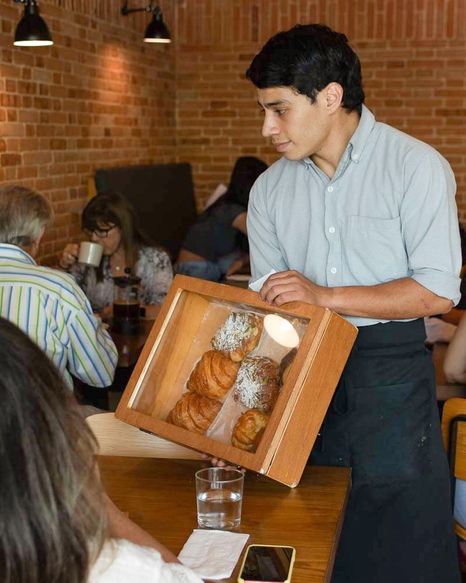 Pan recien horneado servido en mesa. 