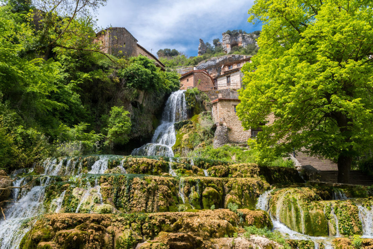 Existe un pueblo de piedra dividido en dos por una cascada, y conocerlo es innegociable 