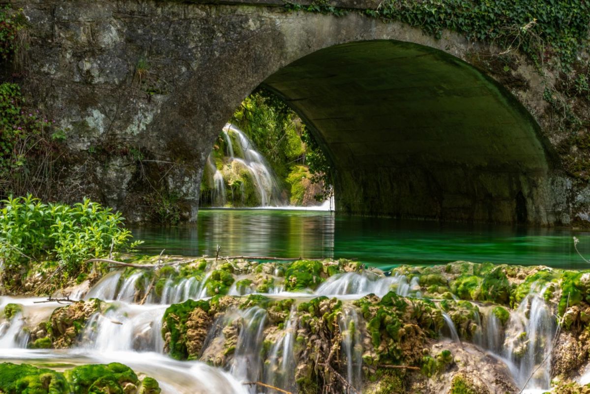 cascada de agua turquesa 