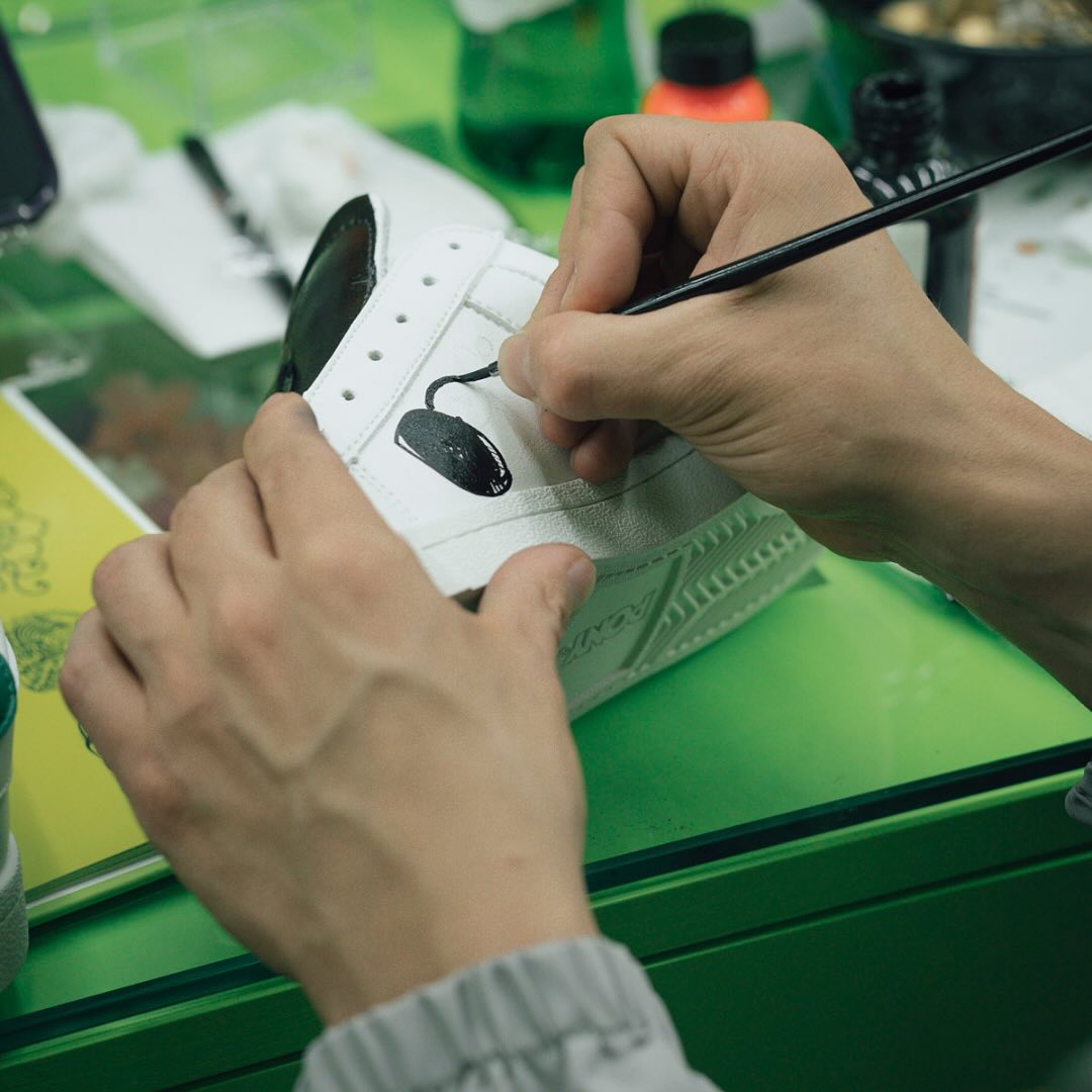 ¿Ya no quieres tener el mismo calzado que todo el mundo? Este taller de ‘sneakers’ en la Condesa los personaliza de una manera muy creativa 