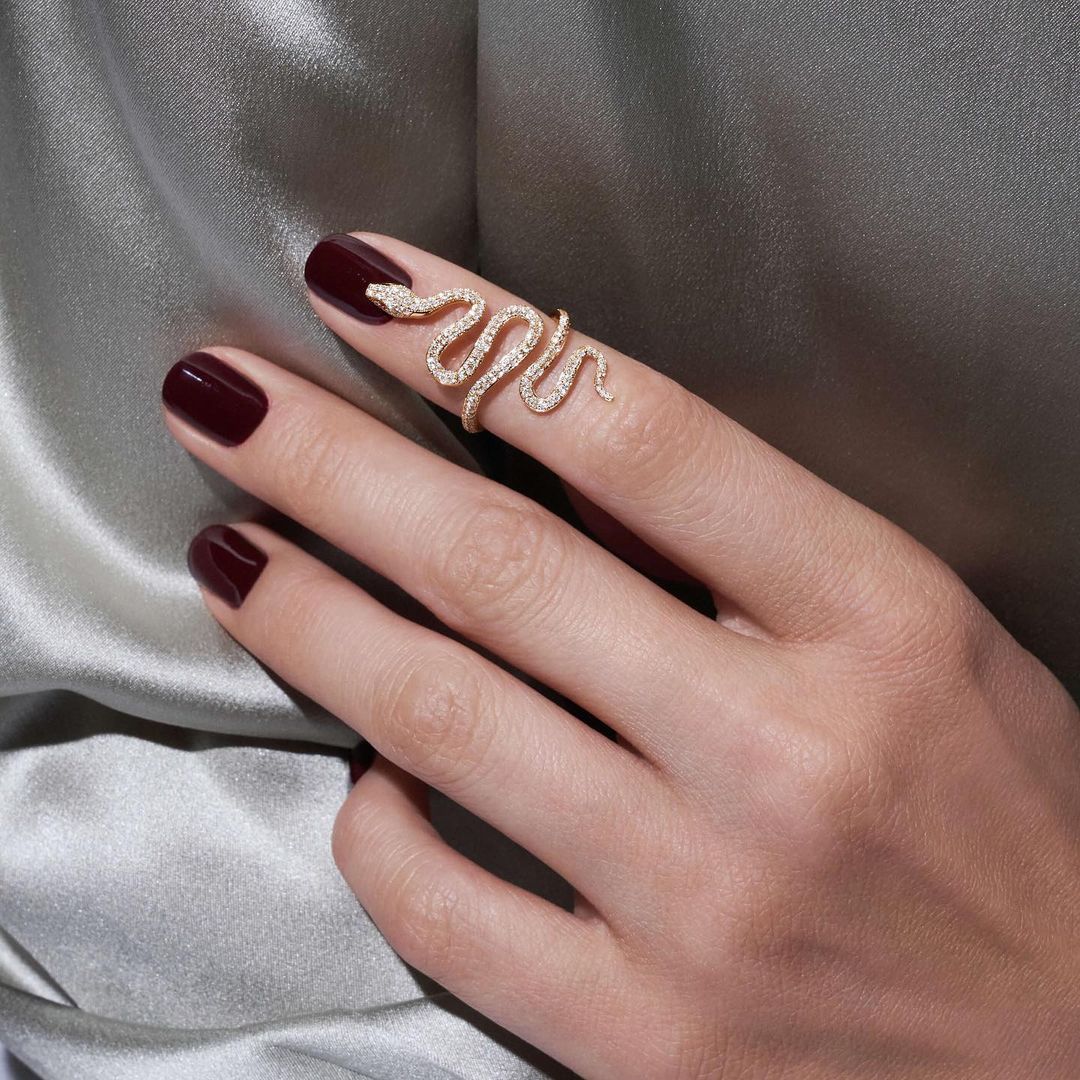 Tonos de uñas oscuras