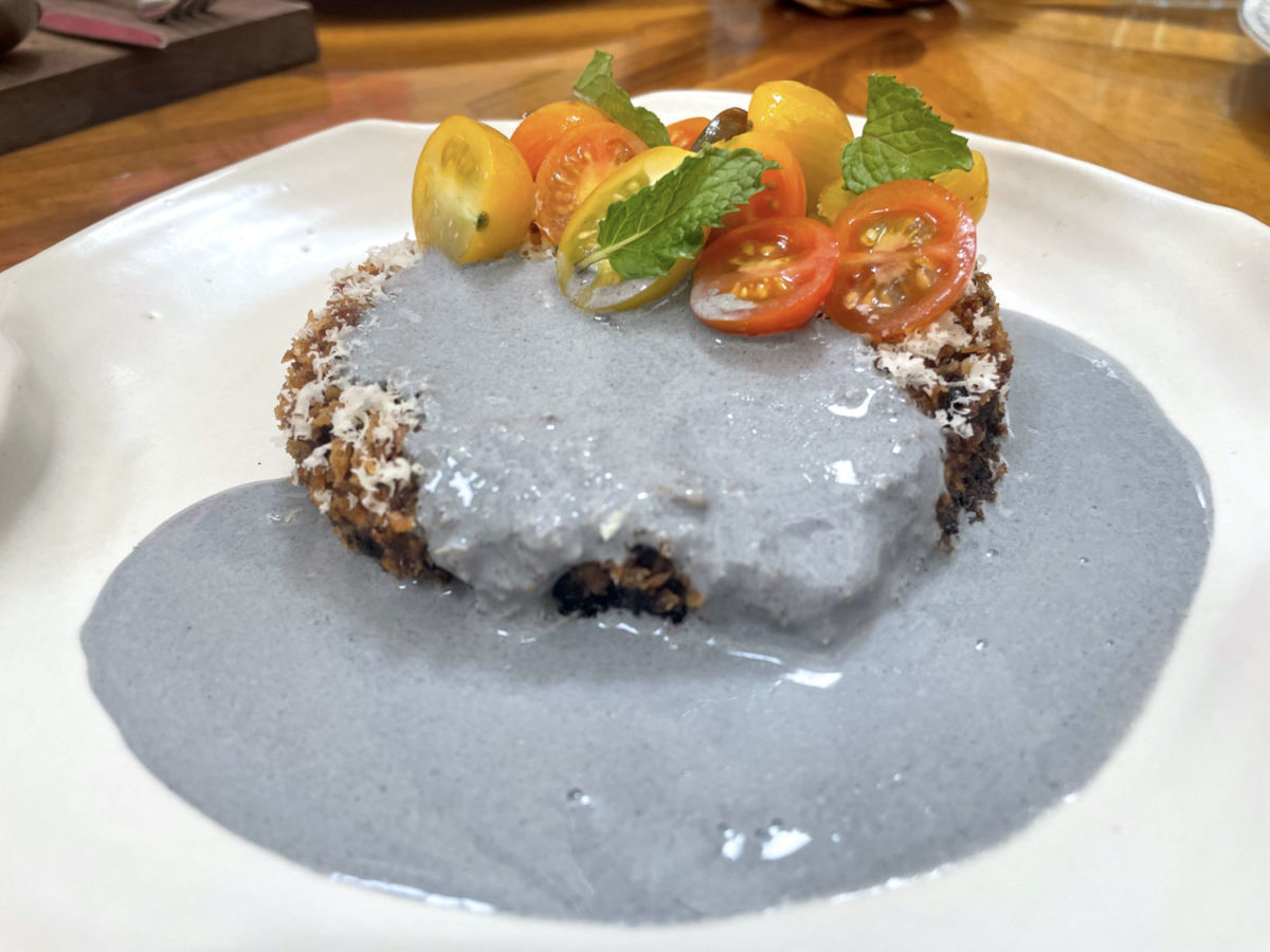 Berenjena asada con labne, un platillo insignia de Tulia