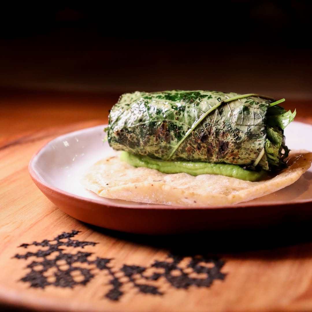 Taco de hierbas en La Barra de Huniik, cremoso de aguacate, mix de hierbas frescas, queso Cotija