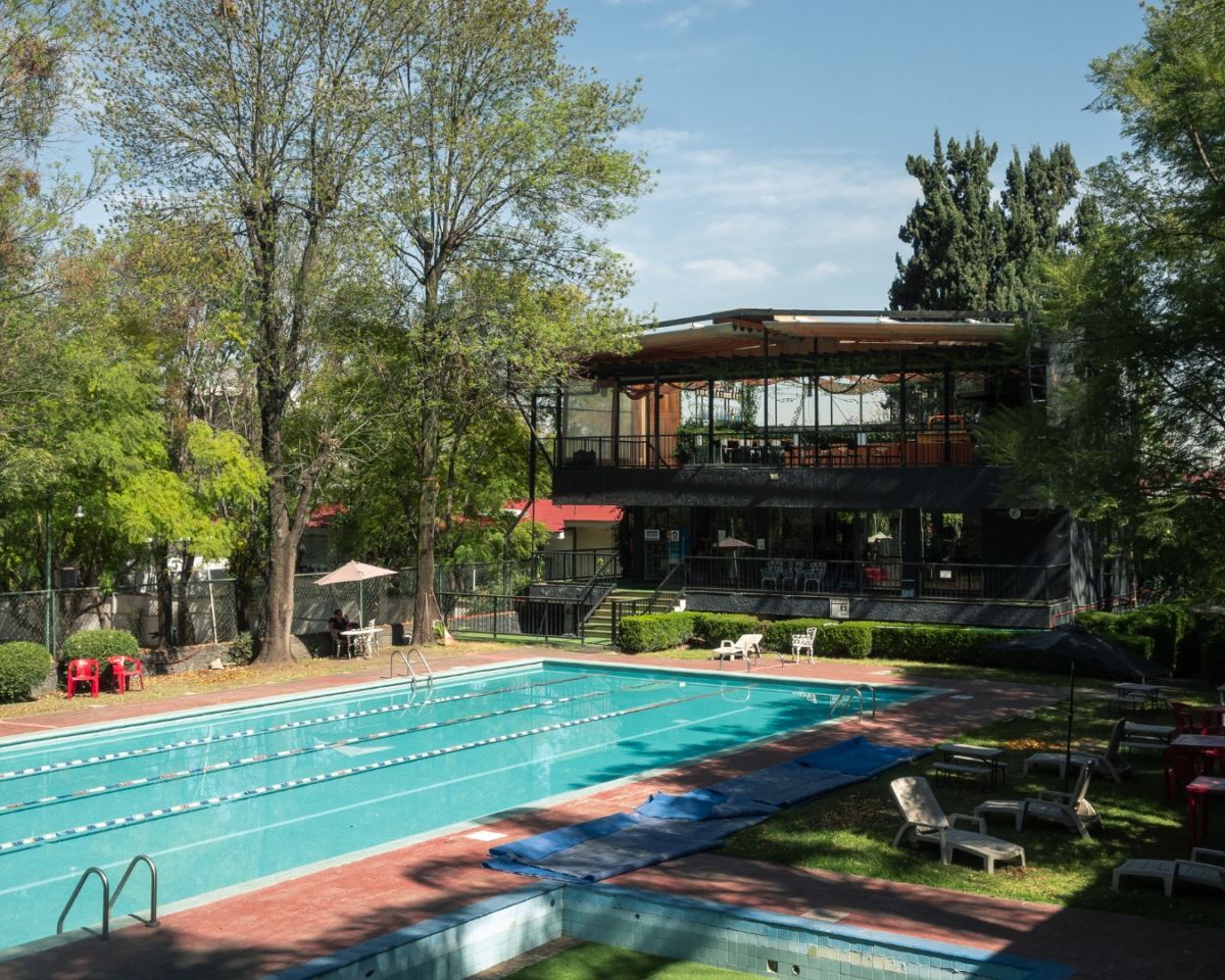 El espacio cuenta con una alberca y canchas de tenis