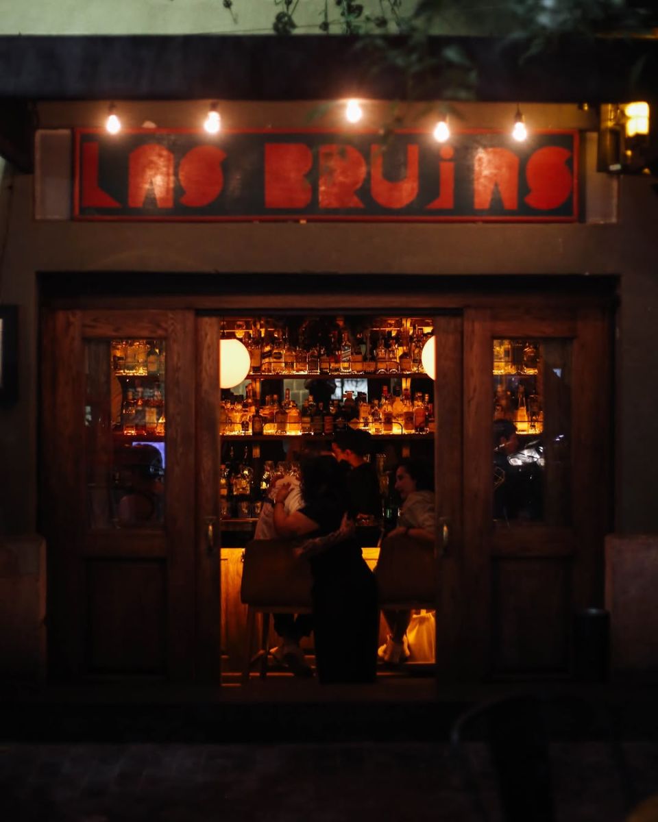 Bar Las Brujas es de los pocos bares del mundo cuyo equipo de bartenders está conformado en su totalidad por mujeres