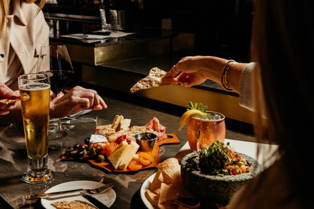 happy hour para consumir bebidas alcohólicas a precios reducidos