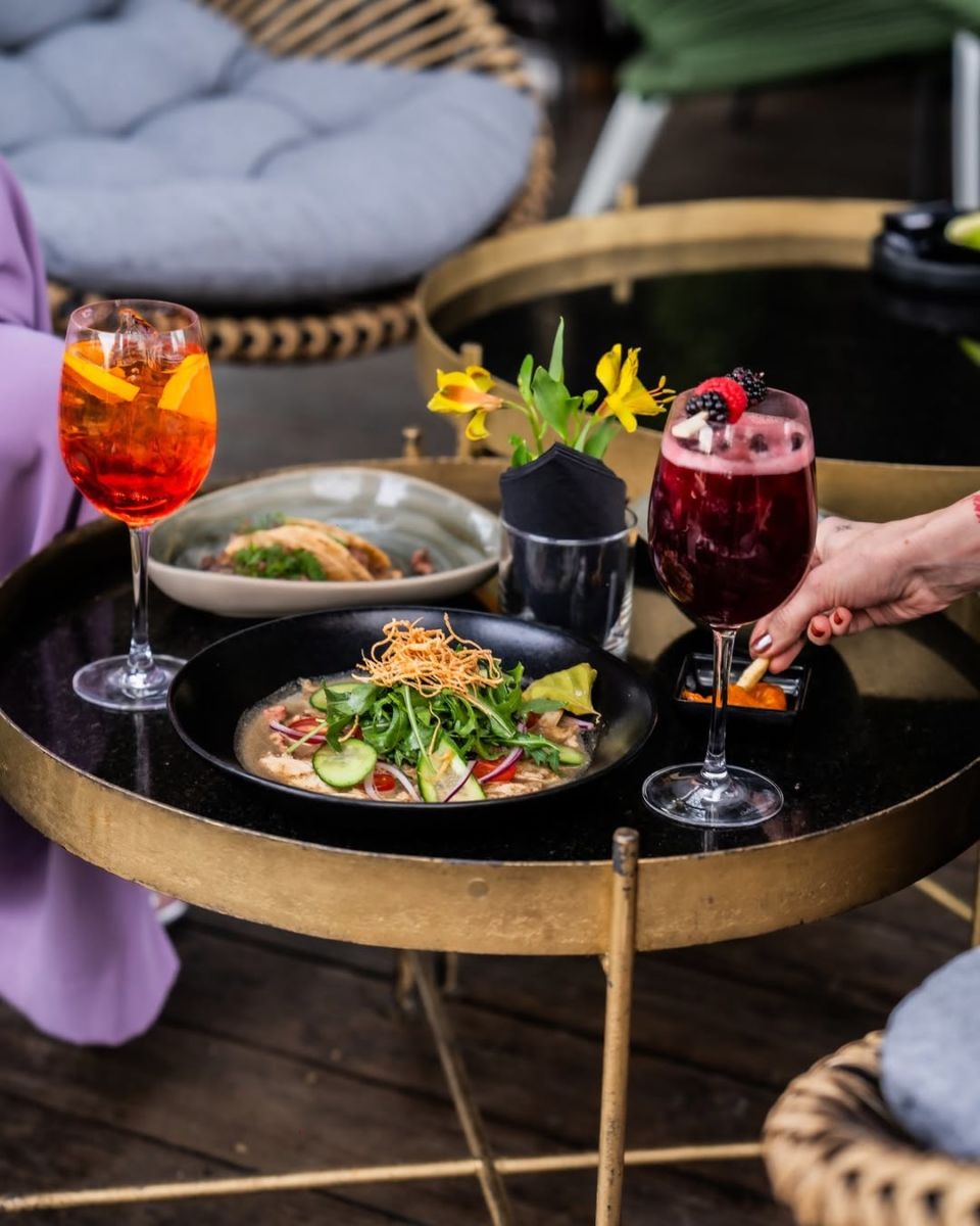 Supra Rooftop Bar cuenta connuna amplia oferta de alimentos y bebidas