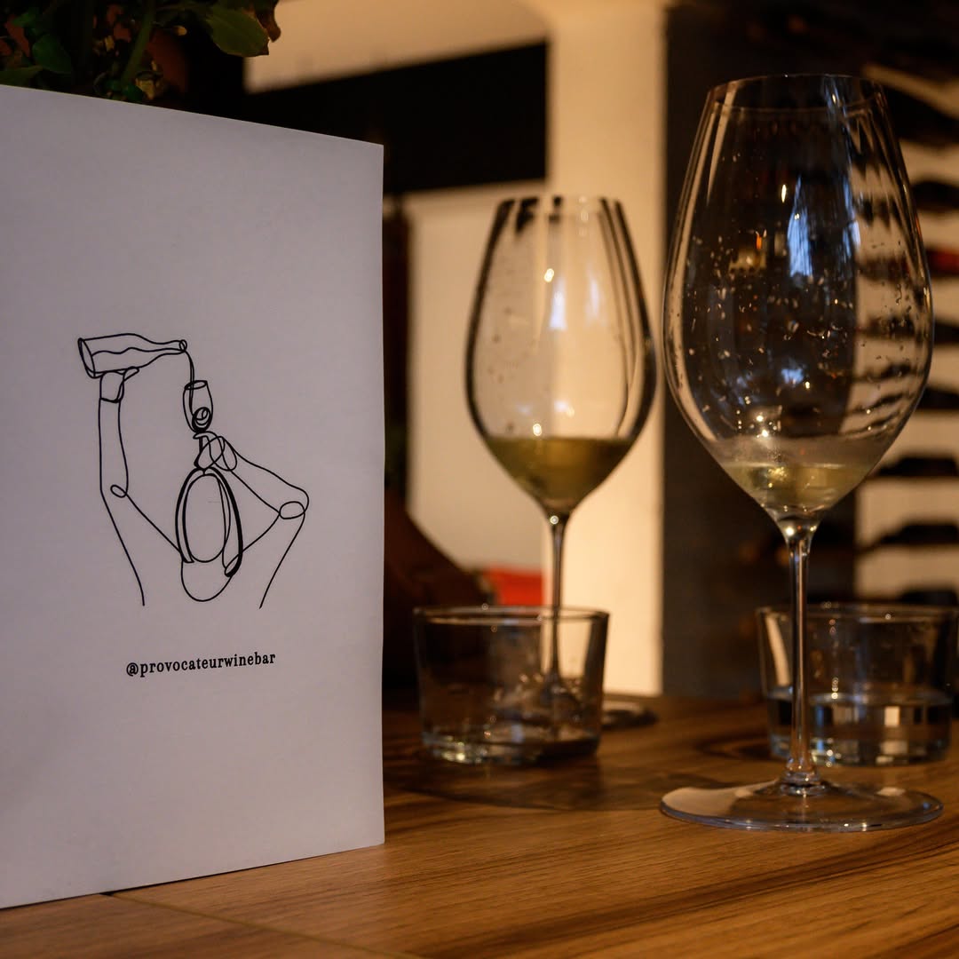 disfruta de una copa de vino en uno de los wine bars más reconocidos de la Roma en CDMX