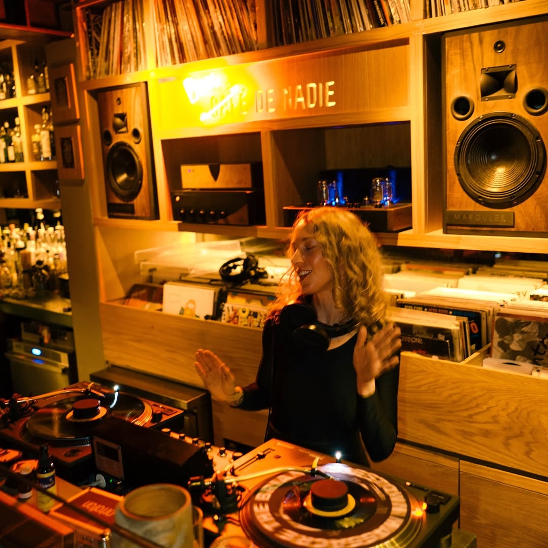 DJ set de Christina Swelley como parte de los eventos de música en vivo de Café de Nadie