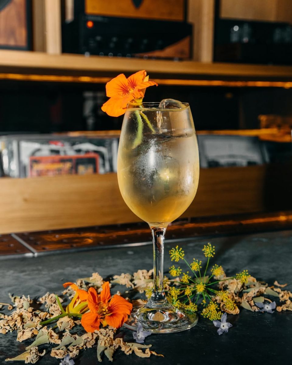 cocktail original de Café de Nadie preparado con ingredientes mexicanos como tequila, rosita de cacao, mastuerzo chinampero