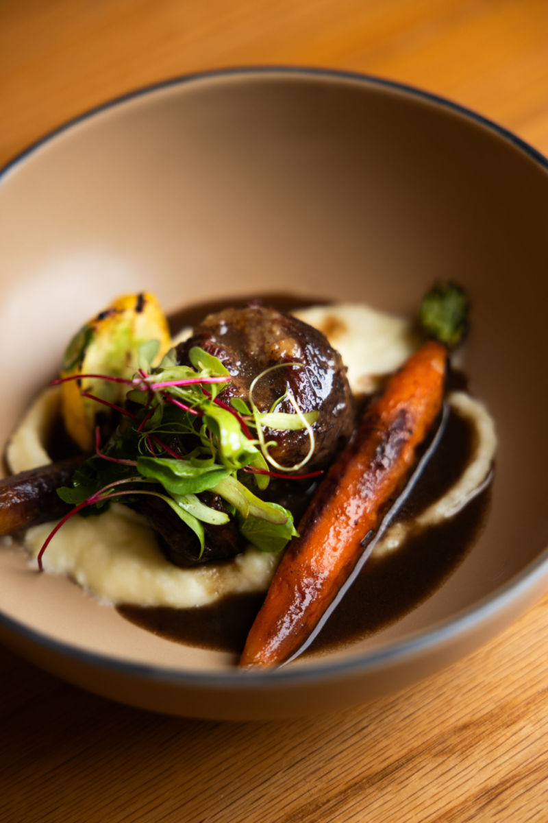 Estofado de res black angus en salsa chemita con hongos.