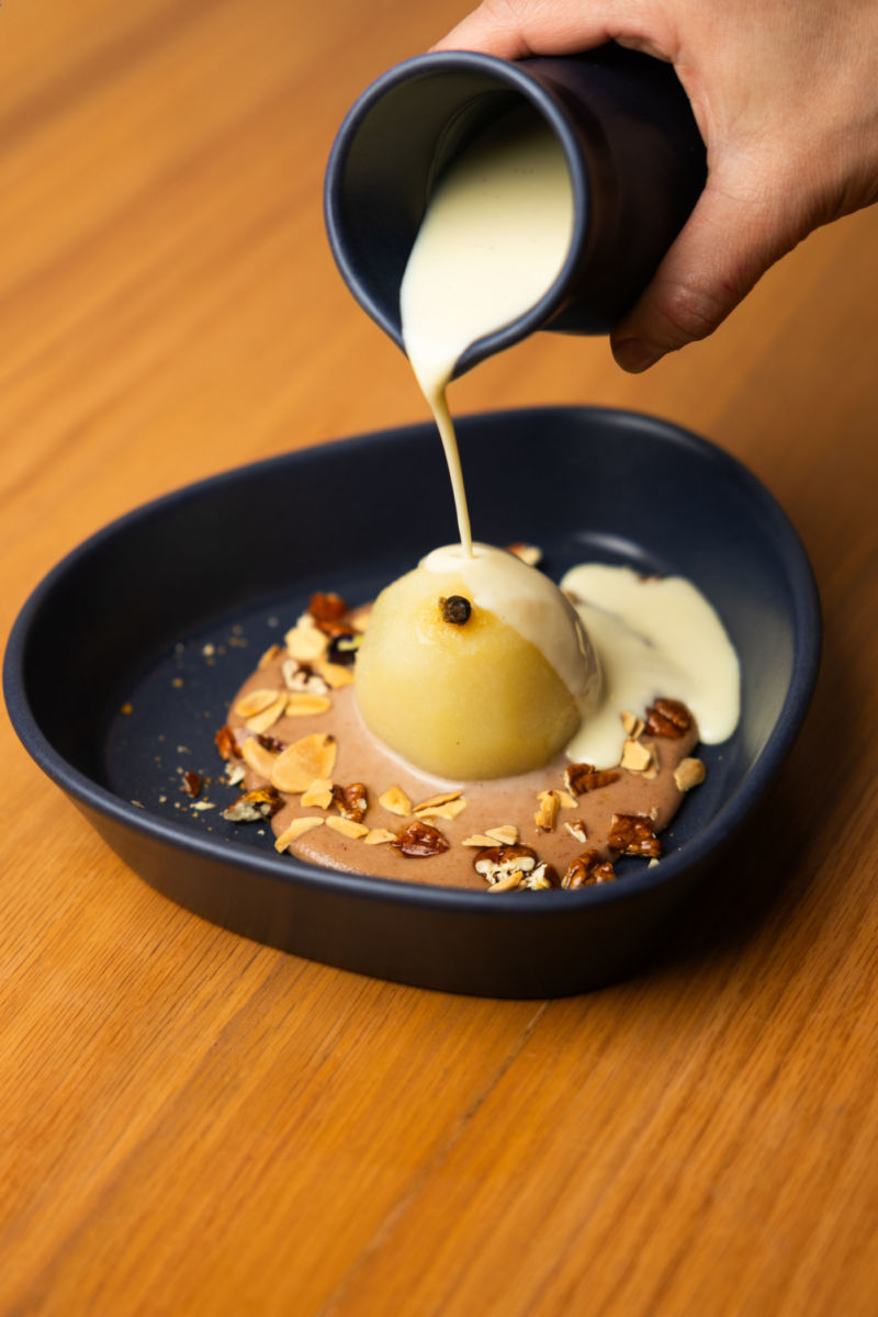 Pera pochada en champagne para la Cena de Navidad de Casona Roma Norte