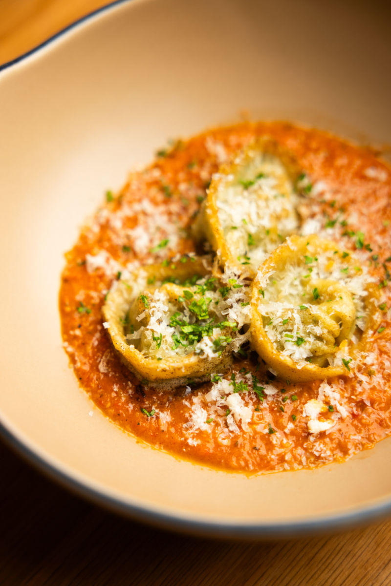 Ravioles rellenos de quelites y requesón de cabra para la Cena de Año Nuevo en Casona Roma Norte.
