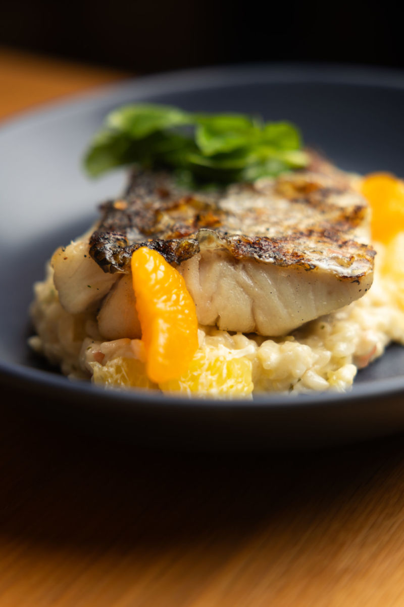 Totoaba sostenible sobre risotto cítrico