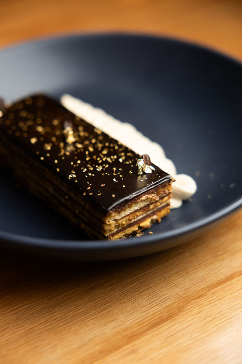 Pastel Ópera con cremoso de espresso para la Cena de Año Nuevo de Casona Roma Norte