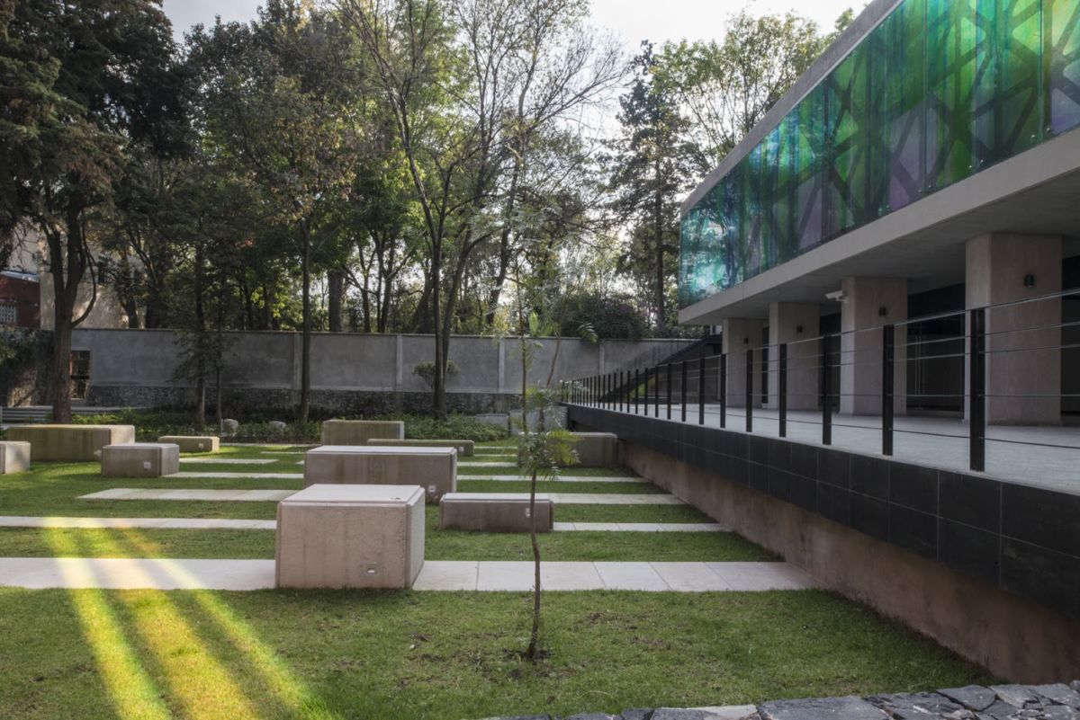 Con arquitectura de ventanales coloridos y un jardín de dedicado al arte en Coyoacán