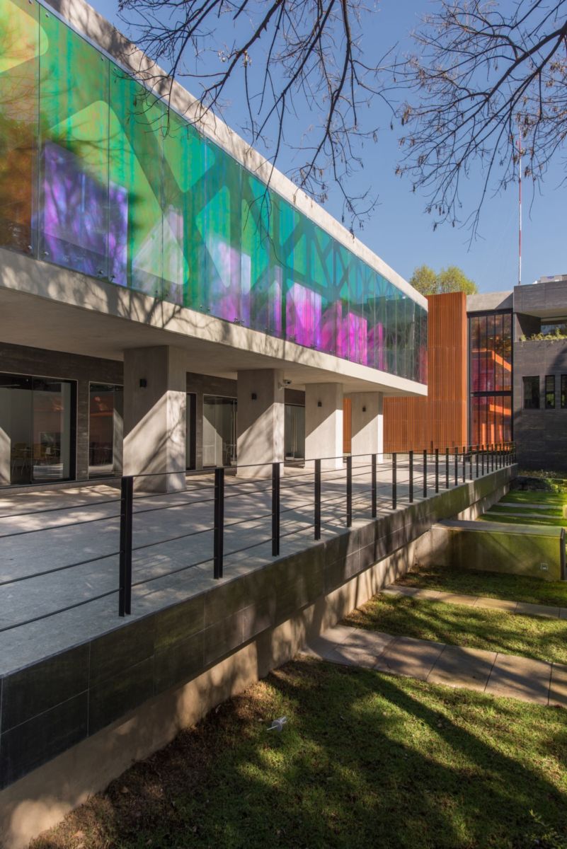 El centro integra una biblioteca, una sala de conciertos, un jardín, una terraza y un restaurante