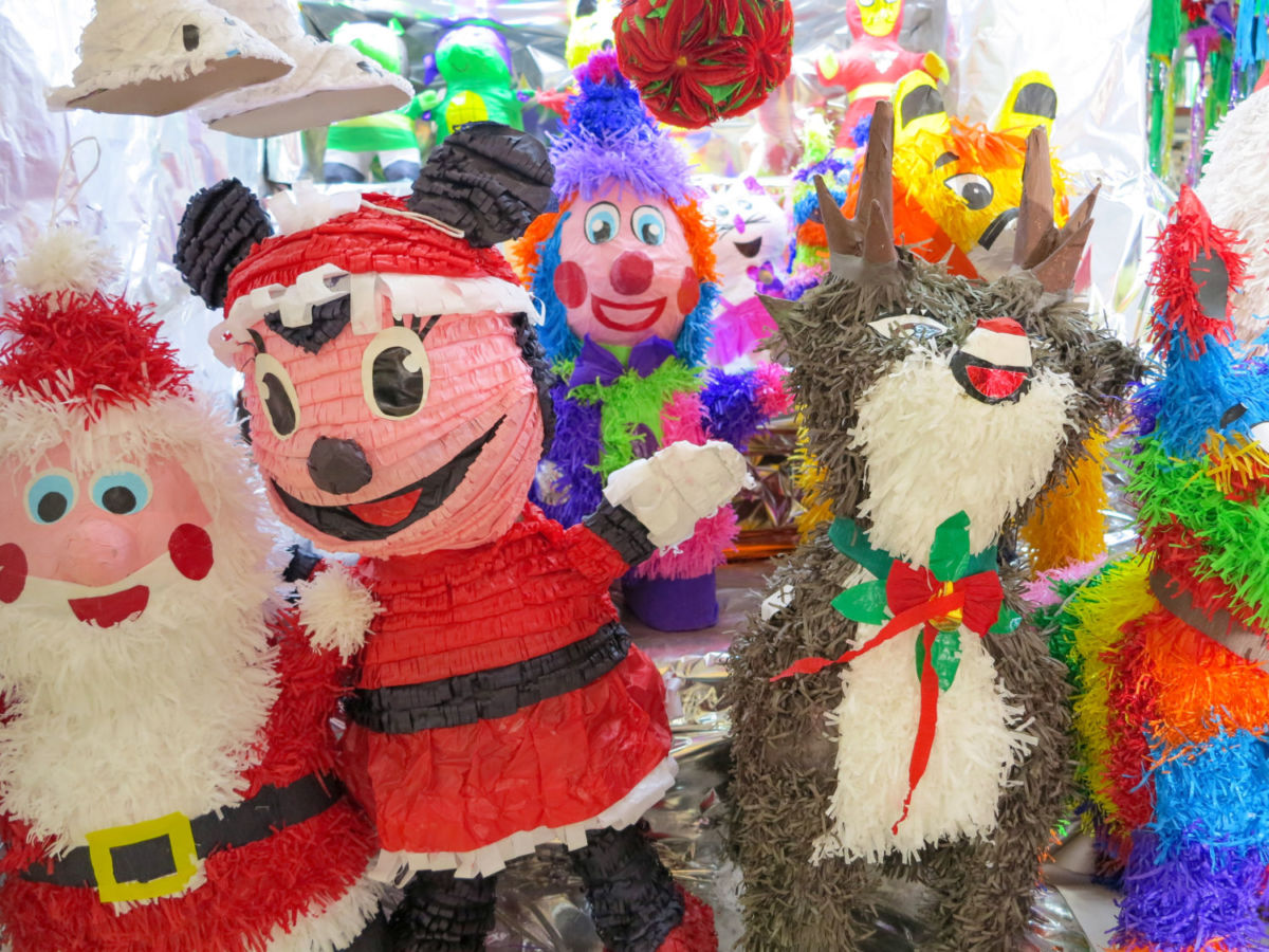 Piñatas de personajes navideños
