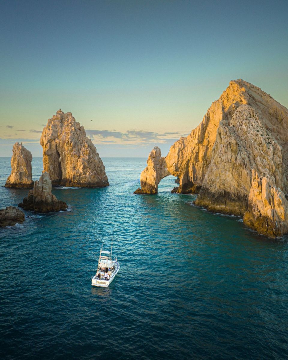 cabo san lucas es uno de los mejores destinos de lujo para ver ballenas