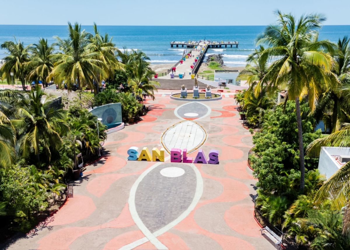 el pueblo costero de san blas es ideal para avistar ballenas