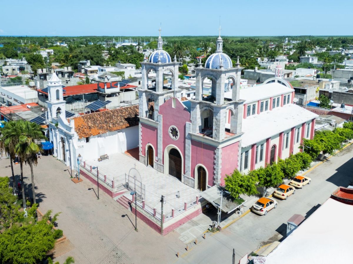 el pueblo mágico de san blas es famoso por su iglesia rosa