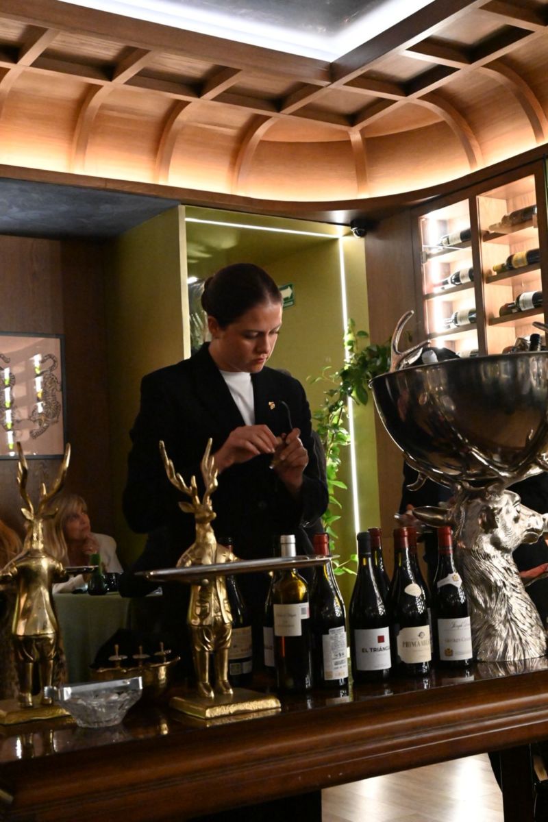 Cena guiada a cargo de un sommelier.