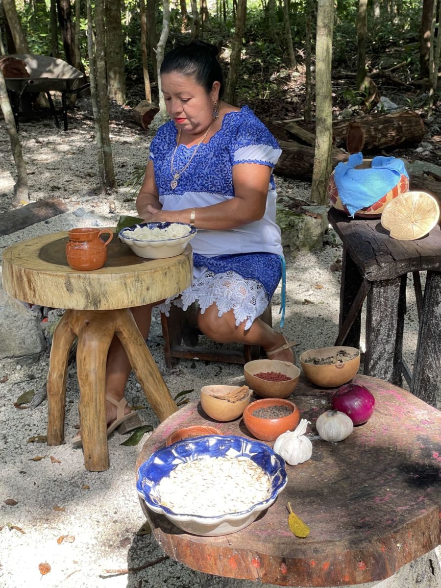 Cocineras tradicionales enseñan a hacer tortillas a mano.