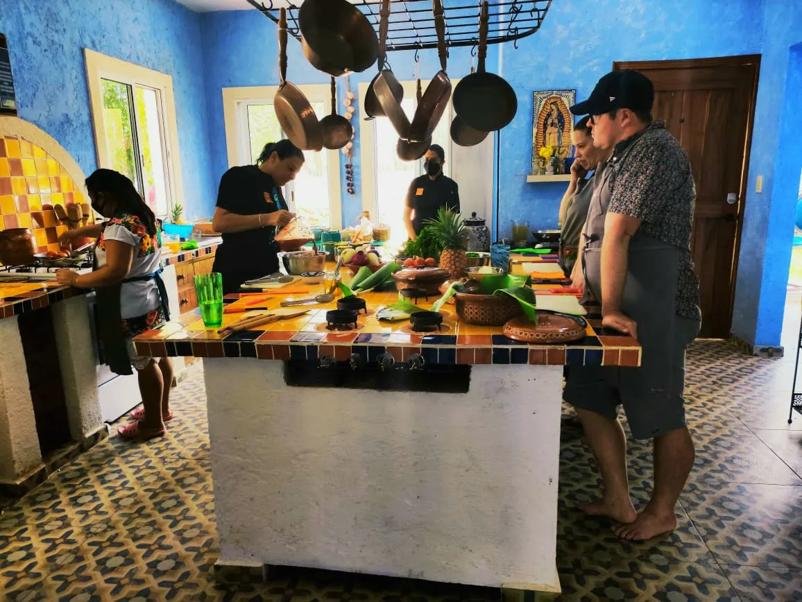 La Chef Alejandra Treviño, disfruta invitar a extranjeros a su cocina para cocinar juntos, compartir, divertirse y, sobre todo, comer delicioso.
