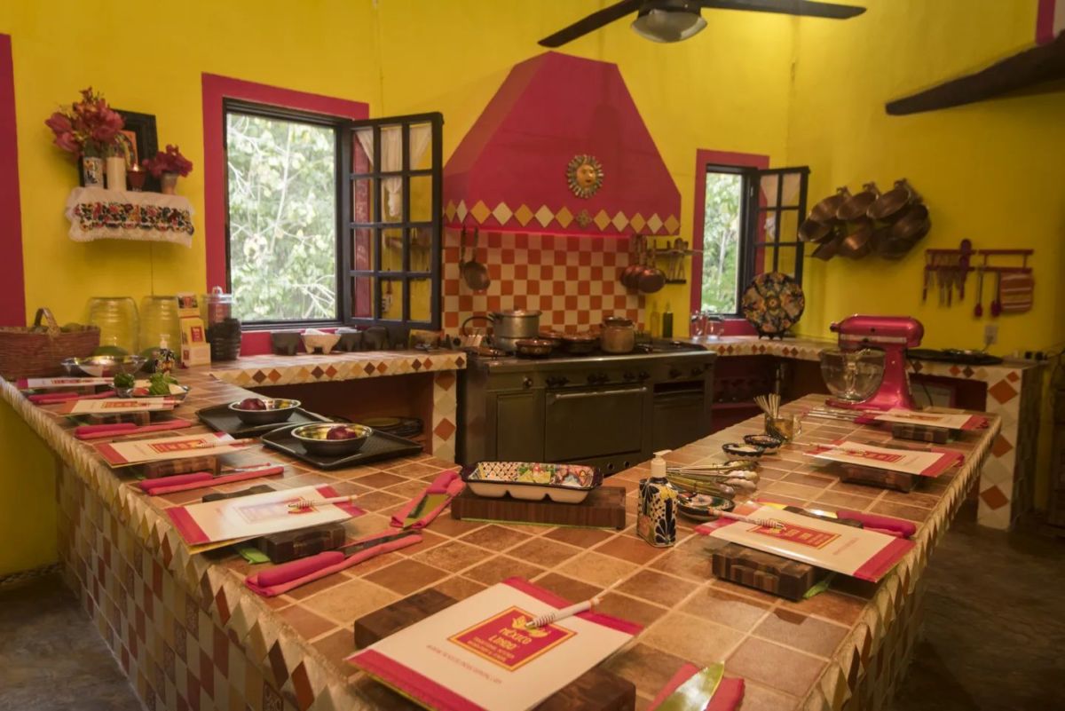 Una experiencia de cocina que tiene lugar en una casita rústica y colorida al estilo tradicional mexicano 