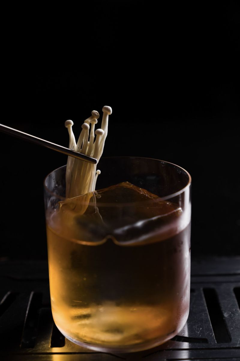 Cóctel Butter Mushroom Old Fashioned de Handshake Speakeasy
