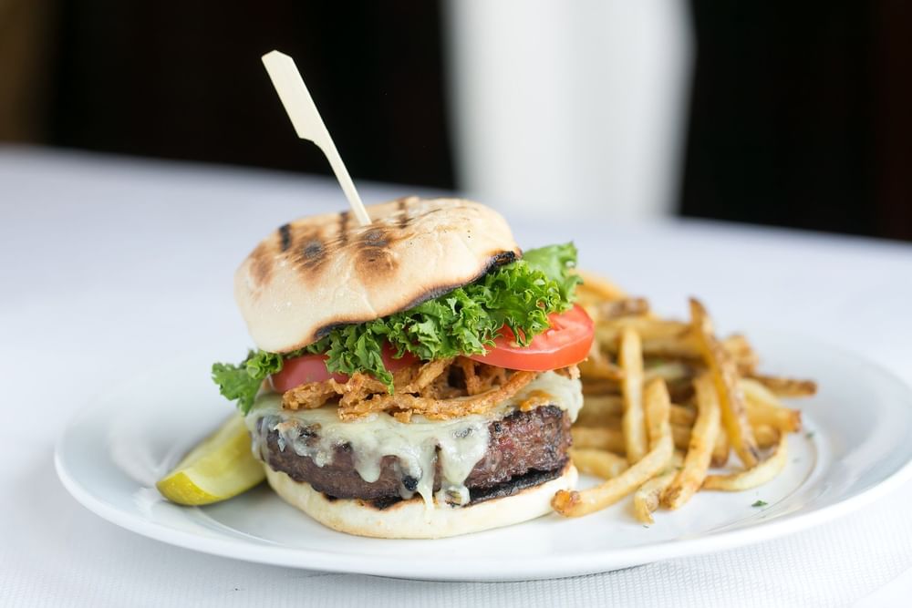 Hamburguesa en restaurante de Stein Eriksen Lodge, Park City. 