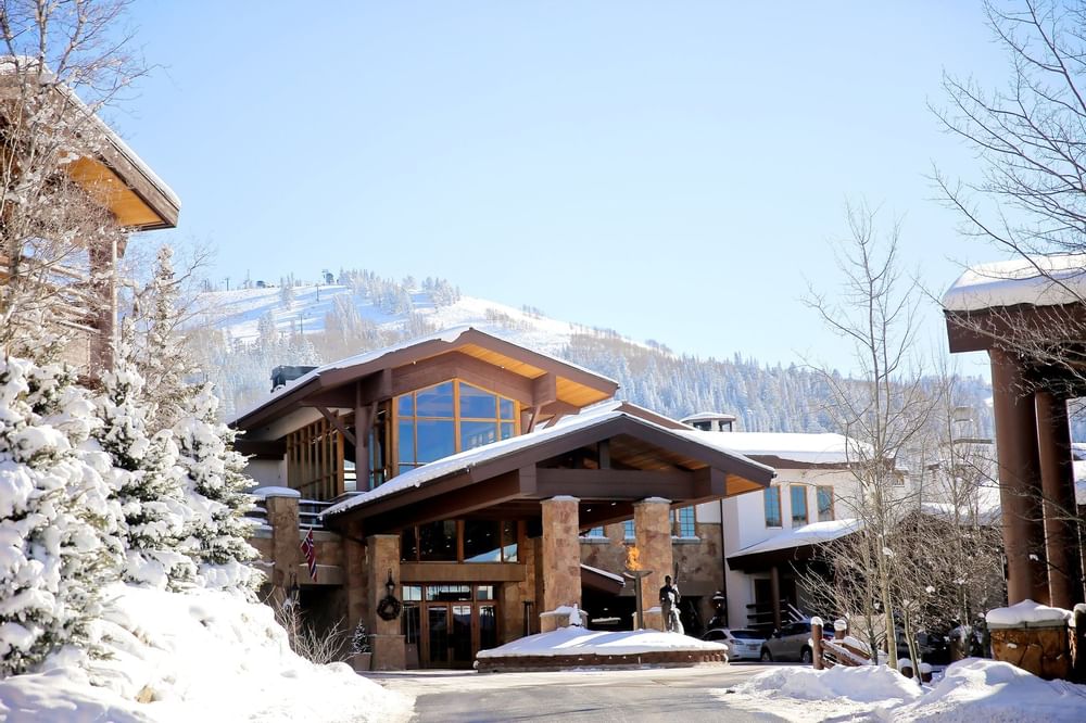 Lobby de hotel de lujo Stein Eriksen Lodge en Park City.