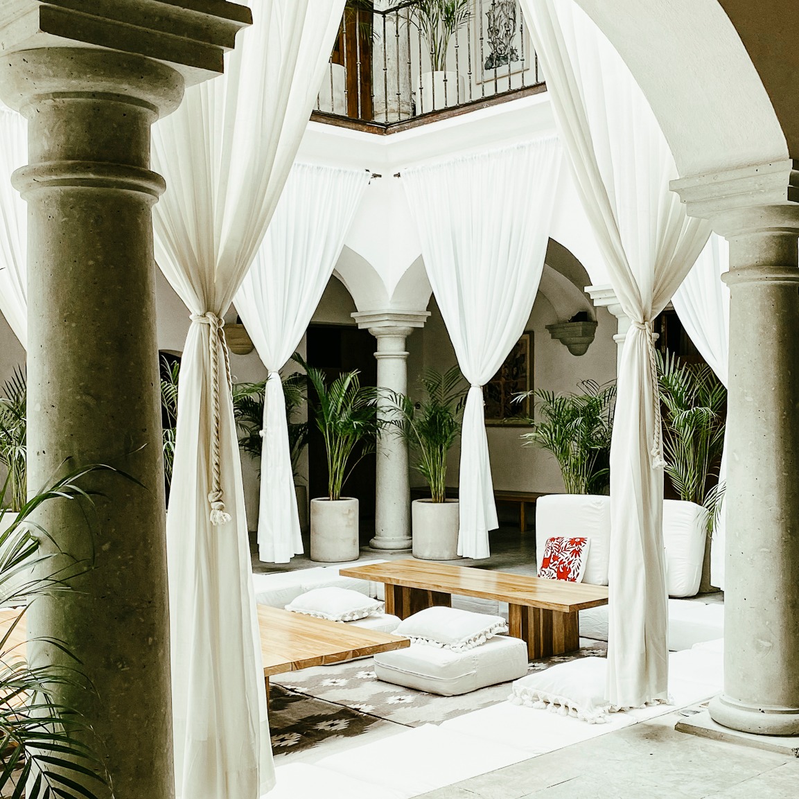 Sillones en el lobby del hotel boutique Sin Nombre