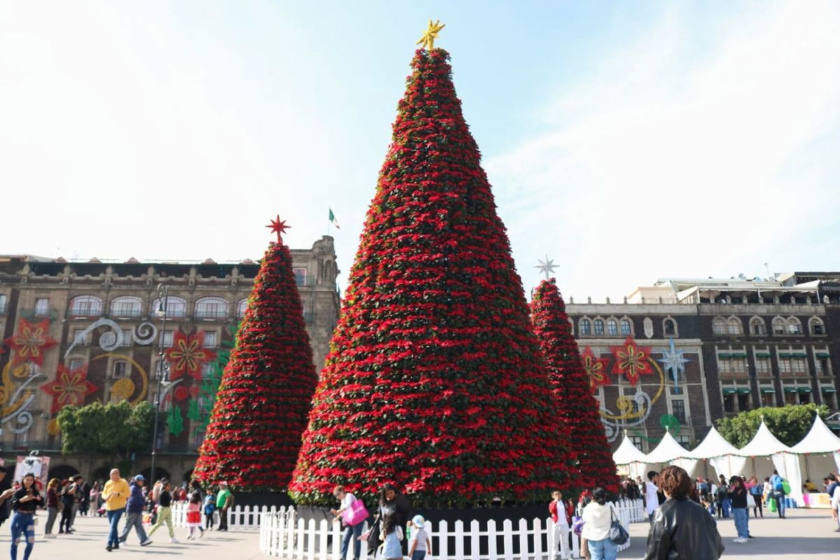 Decoración de la Verbena Navideña en el Zócalo capitalino.
