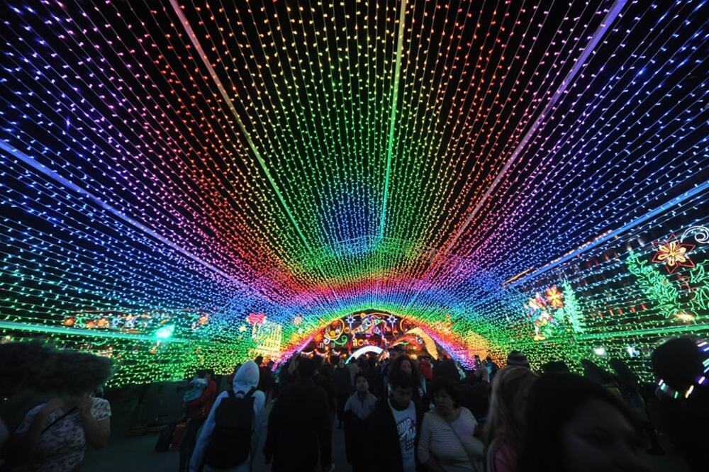 Túneles de luces LED en la plancha del Zócalo.