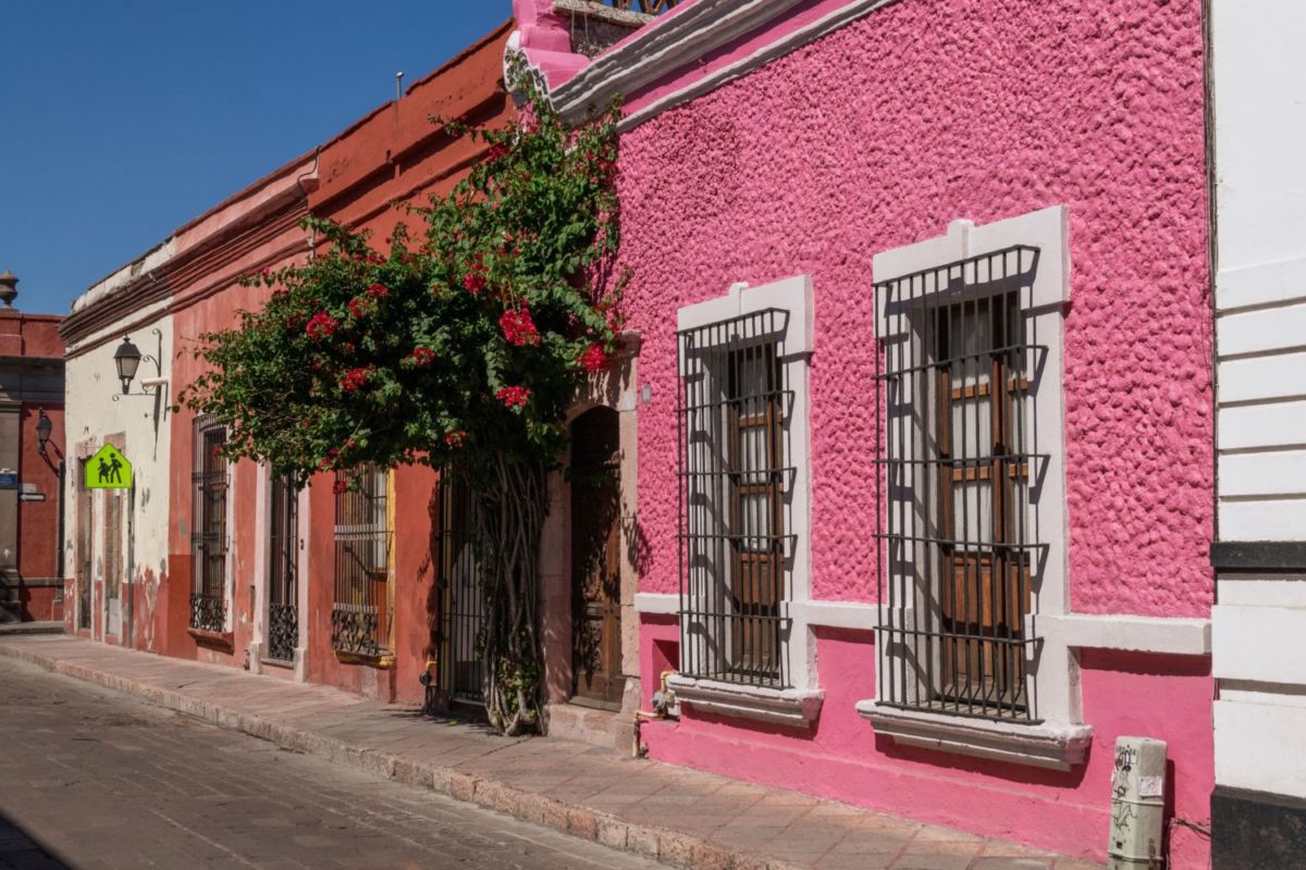 Hermosas casas coloridas en el centro de Querétaro