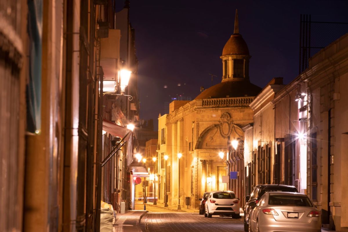 Una calle de Querétaro tranquila y segura por la noche 