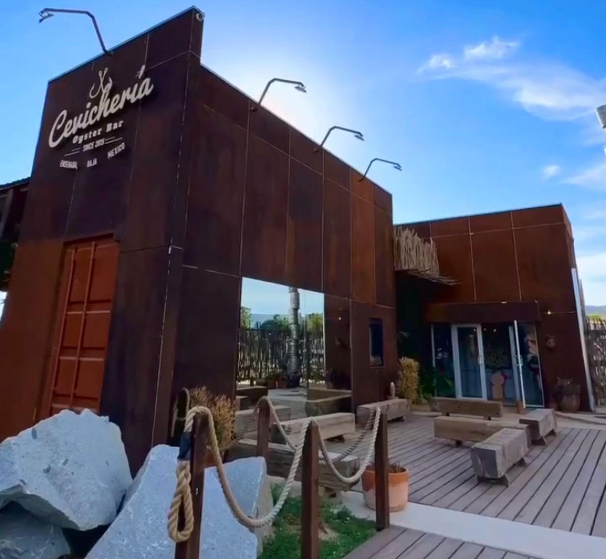 La Cevichería Oyster and Bar en el Valle. 