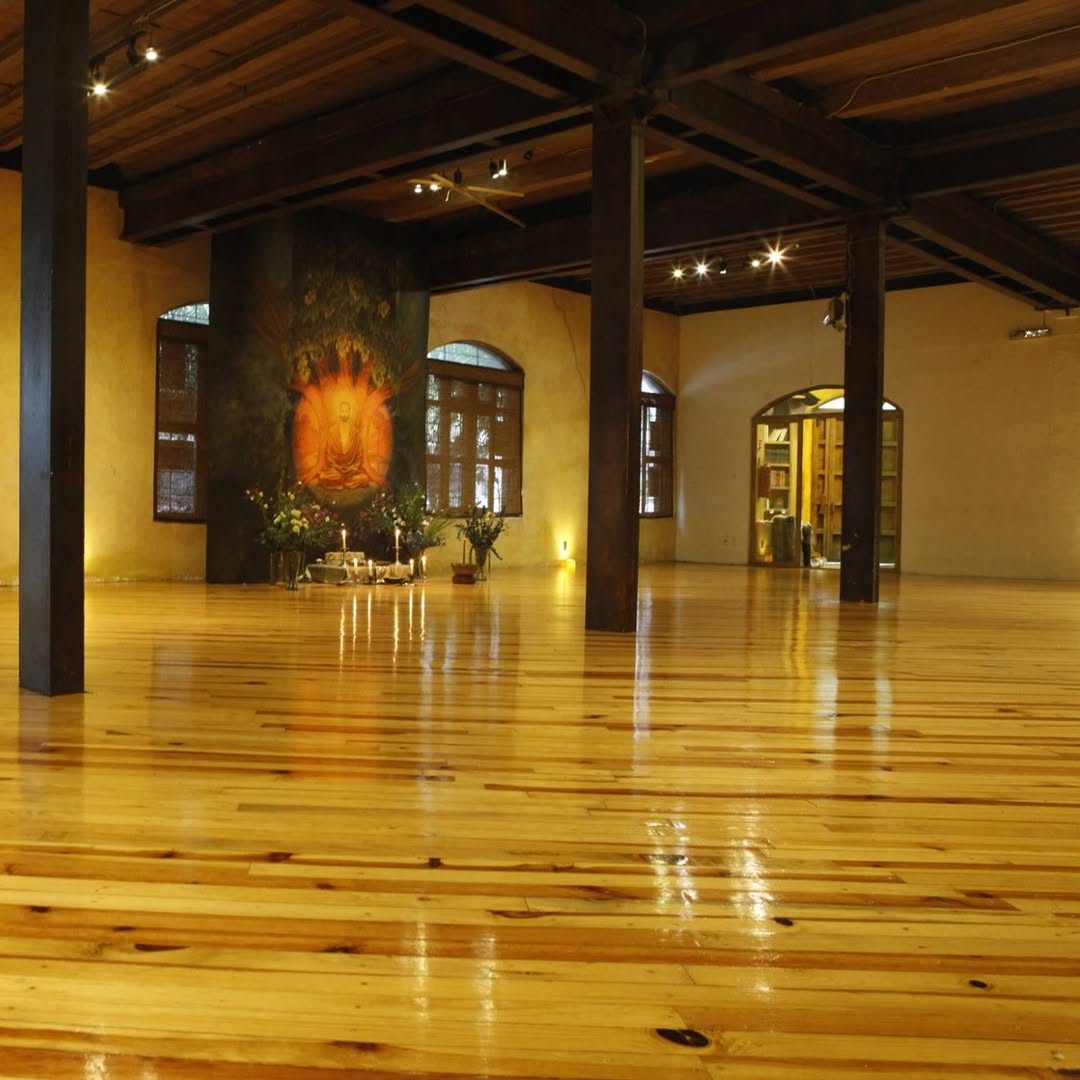 el centro budista en la cdmx ofrece múltiples cursos y talleres de meditación y yoga