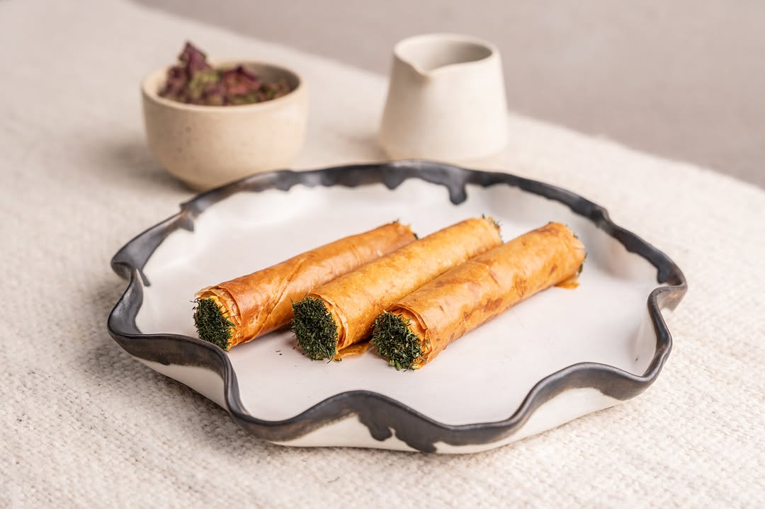 Conejo, servido con milhojas de masa filo en Afluente Restaurante, Bogotá
