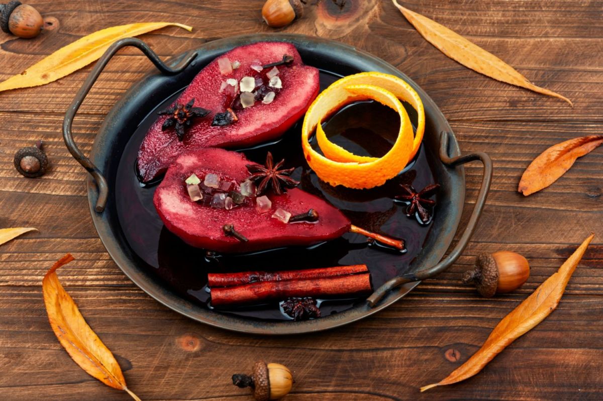 ¿No eres fan de la ensalada de manzana? ¡Aquí tienes el paso a paso de unas peras pochadas que serán todo un éxito en tu cena navideña!