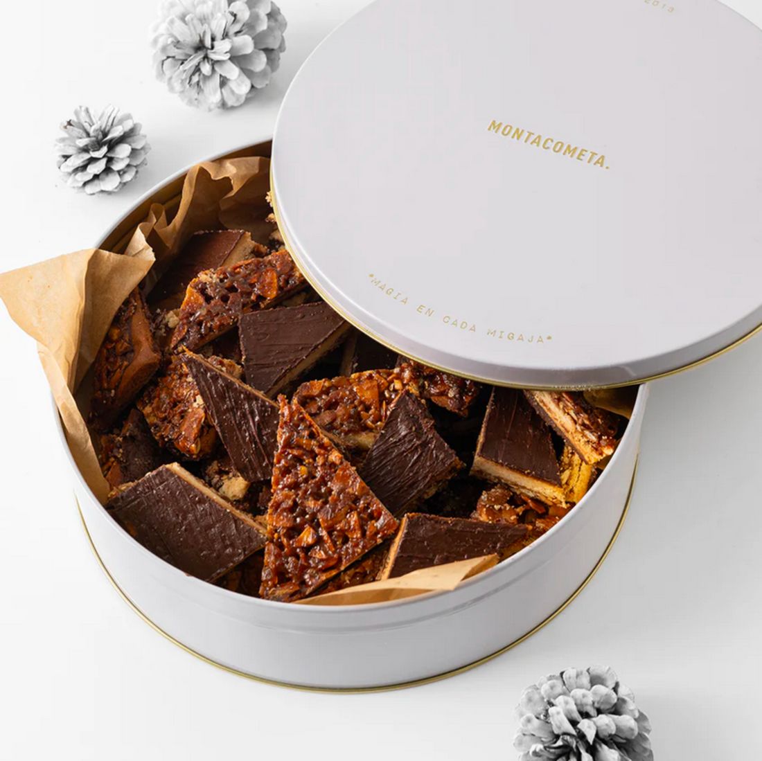 Lata navideña rellena de galletas para regalar. 