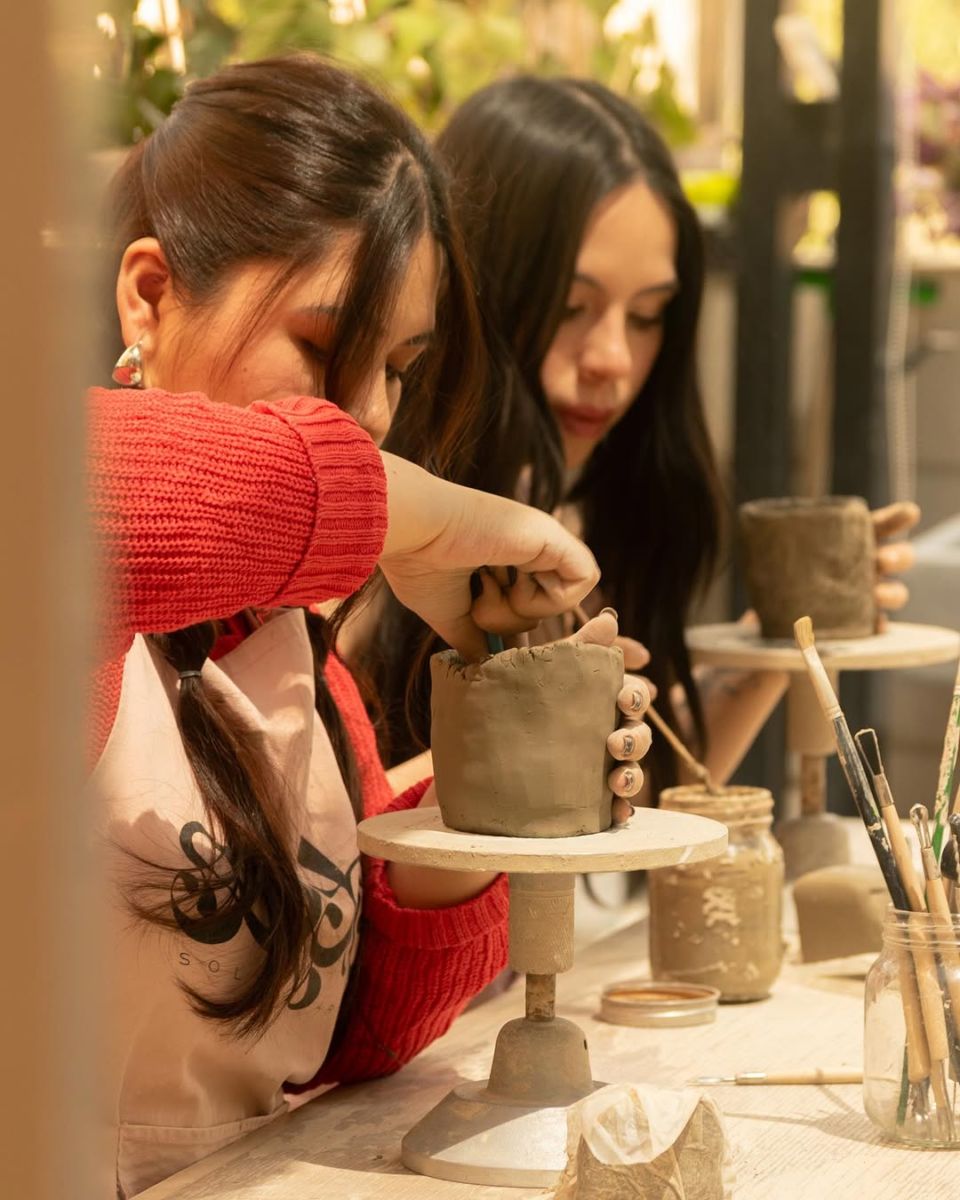 tallado de cerámica a mano en Solta Arte