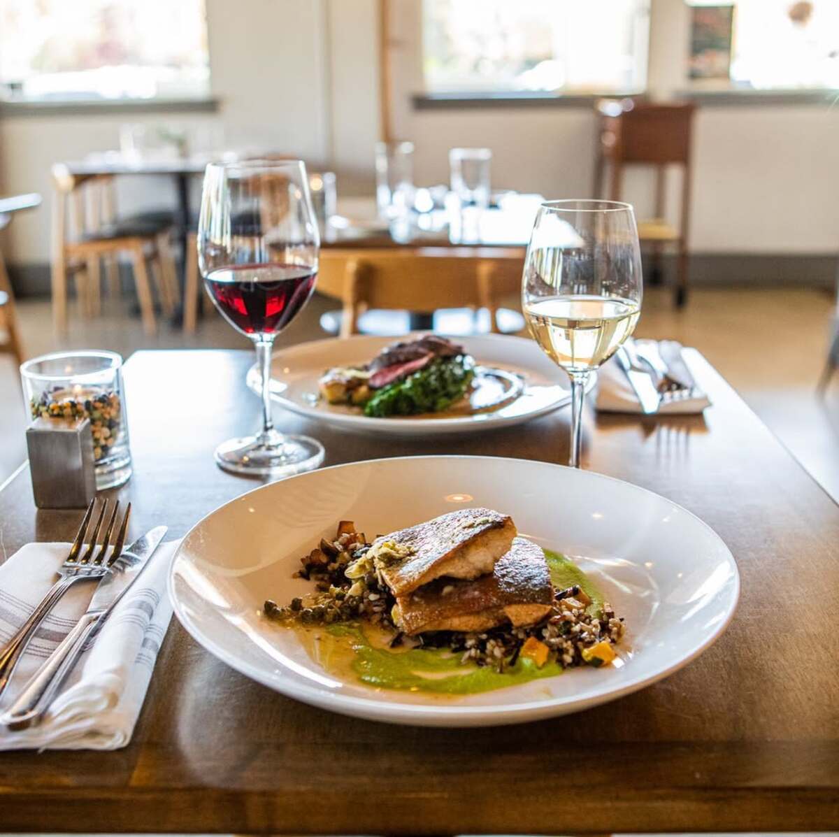 Restaurante con platillos hechos a base de ingredientes locales en Park City.