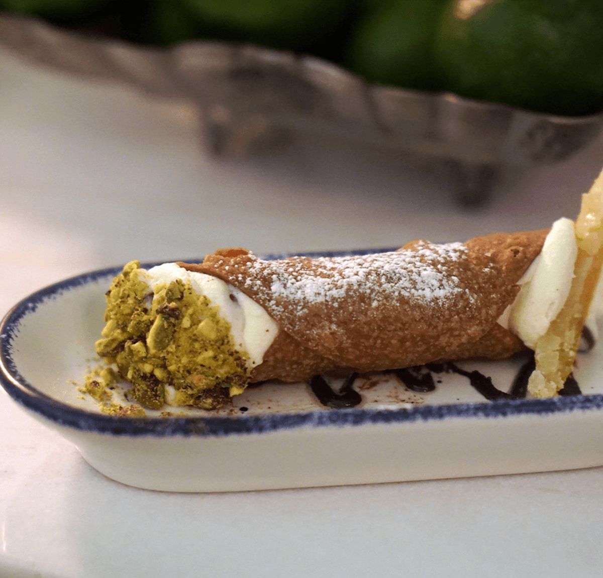 Cannolo italiano, un postre típico de italia que se prepara con mascarpone y pistache.