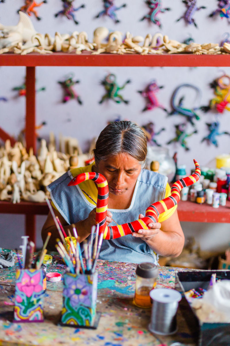 Artesana de San Martín Tilcajete haciendo un alebrije.
