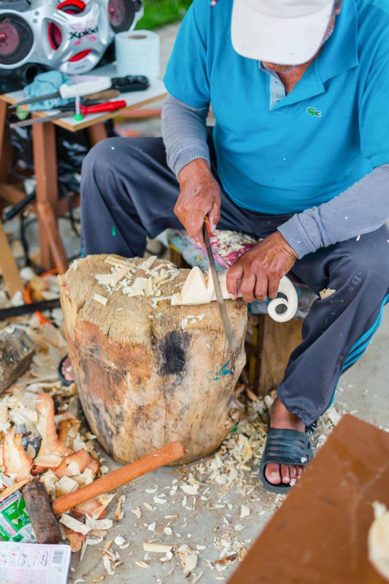Los artesanos de San Martín Tilcajete tallan sus alebrijes en madera de copal